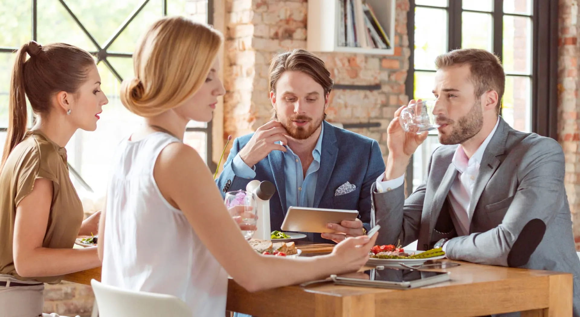 5 gestures that will make your lunch break better