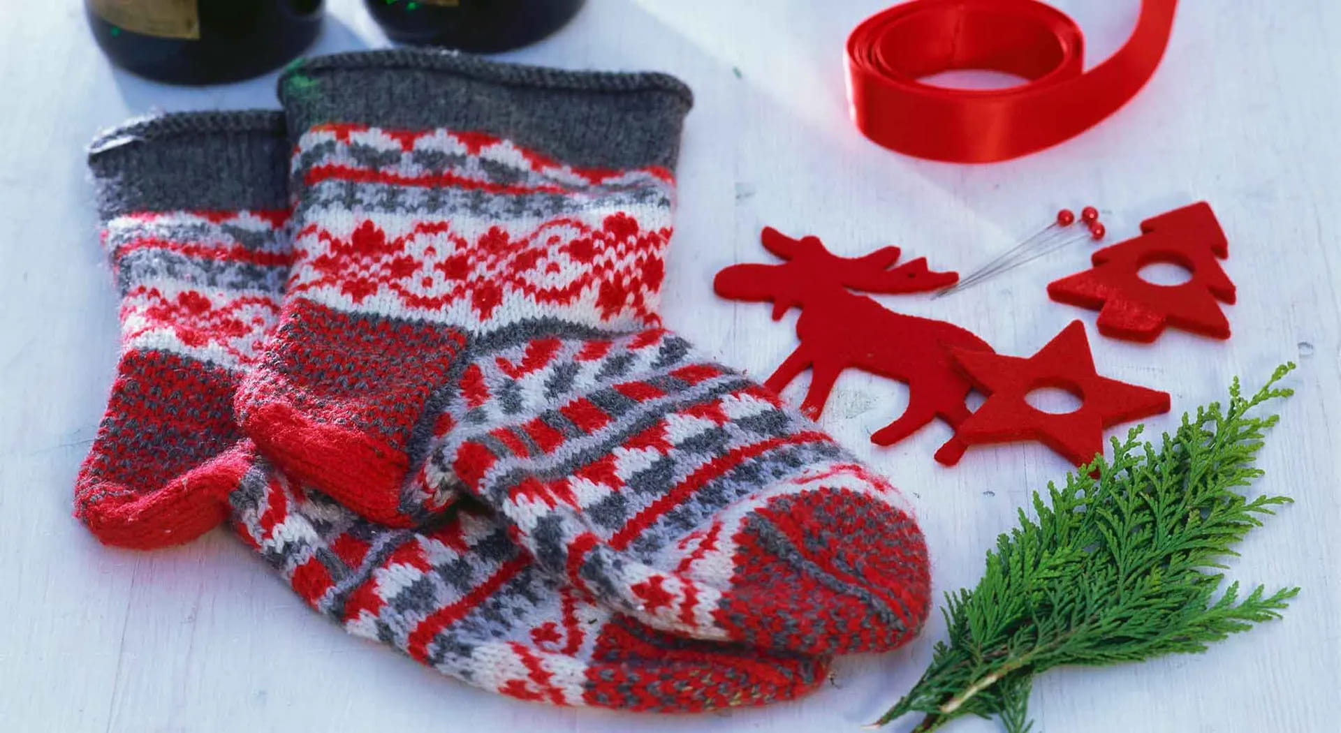 Das Haus und den Tisch für die Befana schmücken