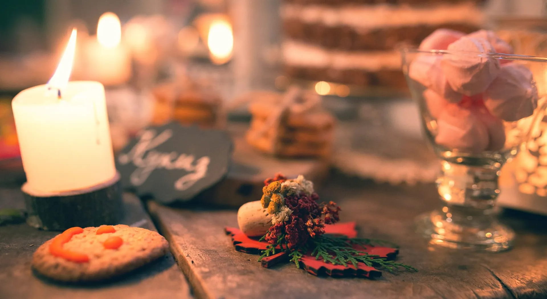 Den Tisch mit Kerzen dekorieren